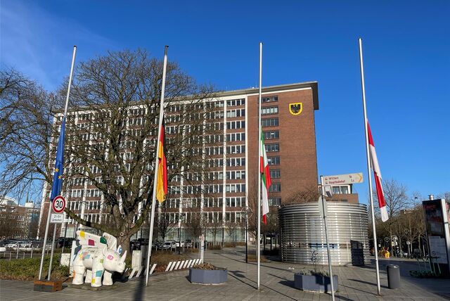 Die Flaggen vor dem Stadthaus hängen am Samstag auf halbmast.