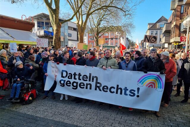 Menschen demonstrieren gegen Rechts.