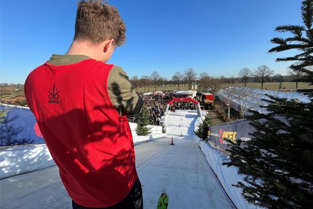 Skifahrer vor der Abfahrt auf der schwarzen Piste beim Carving-Event