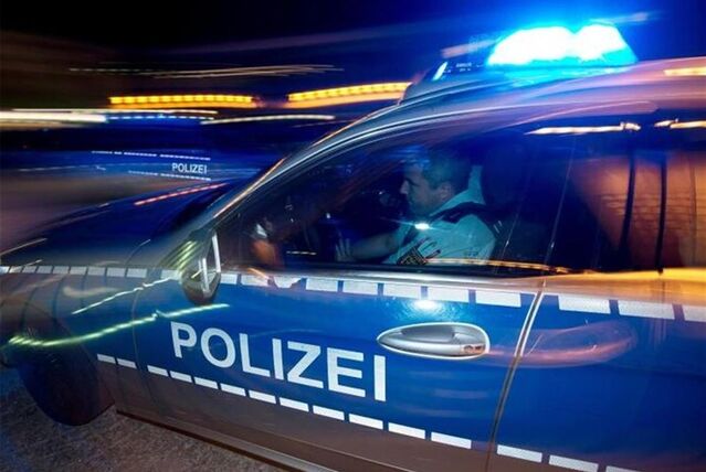 Das Symbolbild zeigt einen Polizeiwagen mit Blaulicht