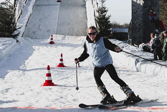 Eine junge Sportlerin fährt die Rampe herunter.