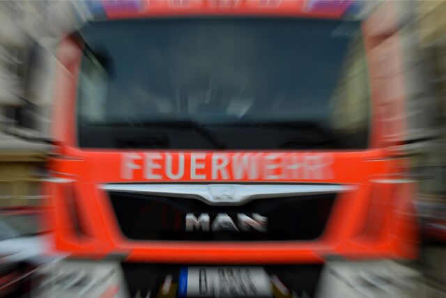 Ein Feuerwehrauto steht in Berlin bei einer Informationsveranstaltung des Bundesamtes für Bevölkerungsschutz und Katastrophenhilfe zur Treibstoffversorgung und das Verhalten bei einem Stromausfall.