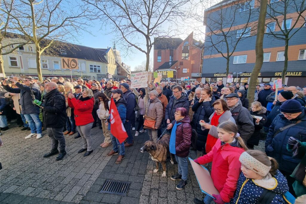 Menschen demonstrieren auf einem Platz gegen Rechts. Menschen demonstrieren auf einem Platz gegen Rechts.