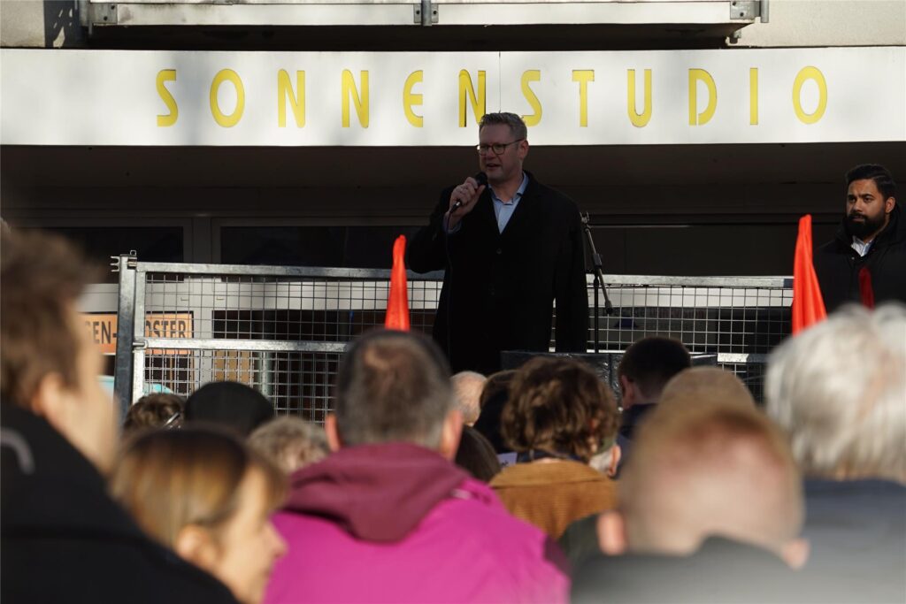 Bürgermeister Carsten Wewers spricht in ein Mikrofon. Bürgermeister Carsten Wewers spricht in ein Mikrofon.