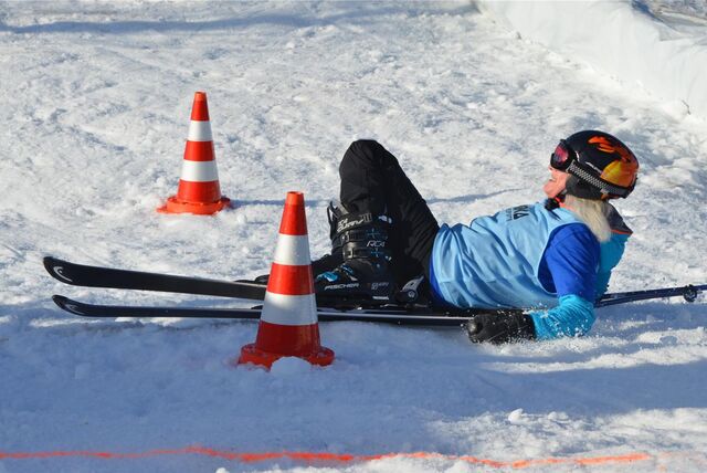 Eine Frau liegt im Schnee in Haltern