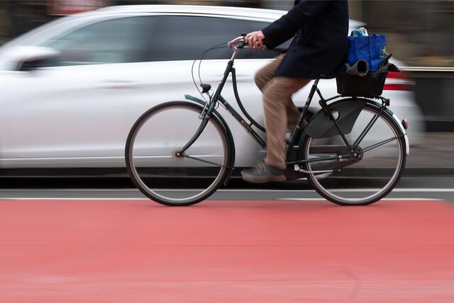 Ein Fahrradfahrer fährt auf einer Fahrradstraße. Was ist dort erlaubt und was nicht? Und was sind die Pläne für Castrop-Rauxel konkret?