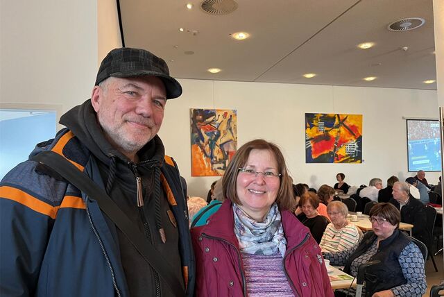 Künstler Helmut Schmidt und Partnerin Karin Nowak stehen nebeneinander in der Stadthalle in Oer-Erkenschwick.