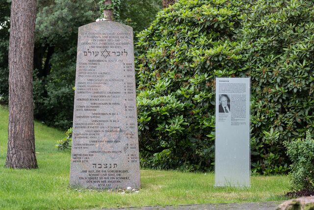 Gedenktafeln auf dem jüdischen Friedhof erinnern an die Opfer des Nationalsozialismus und an Alexander Lebenstein, der sie überlebt hatte.