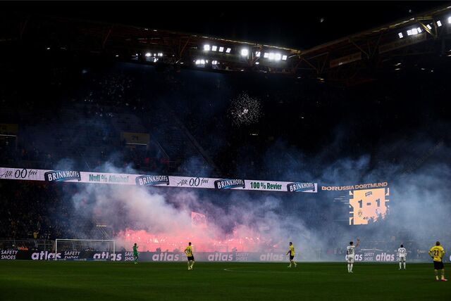 Wegen des Einsatzes von Pyrotechnik musste das Bundesligaspiel zwischen Dortmund und Bochum am Sonntagabend kurz unterbrochen werden