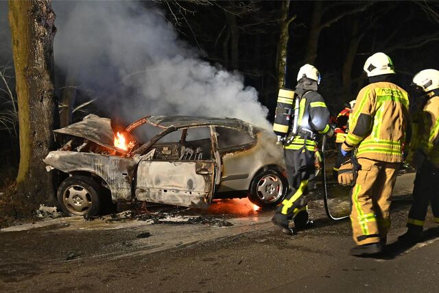 Mit einem Mercedes ist ein Mann am Sonntagabend in Dorsten gegen einen Baum geprallt und gestorben.