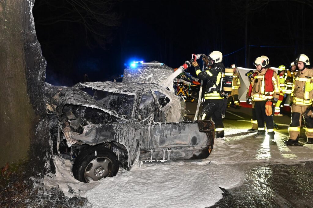 Die Feuerwehr löschte das brennende Auto mit Schaum. Die Feuerwehr löschte das brennende Auto mit Schaum.