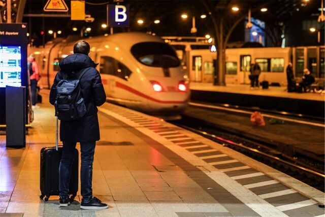 Ein Reisender wartet im Hauptbahnhof auf einen Zug.