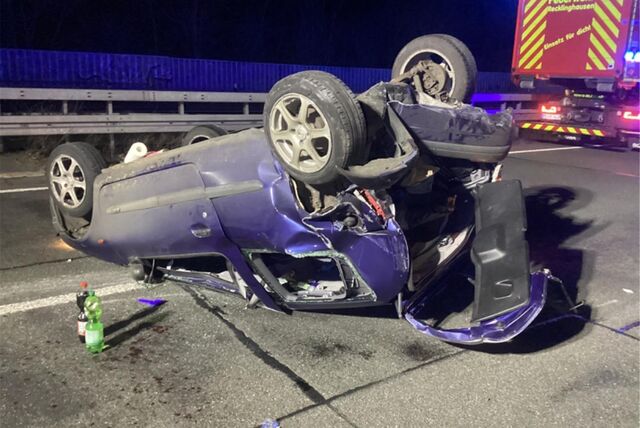 Autowrack liegt auf der A2 auf dem Dach