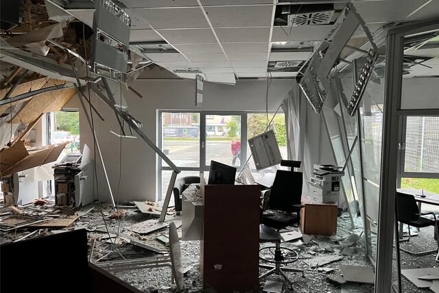 Nach der Automatensprengung bot das Innere der Volksbank-Filiale am Bachackerweg ein Bild der Verwüstung.