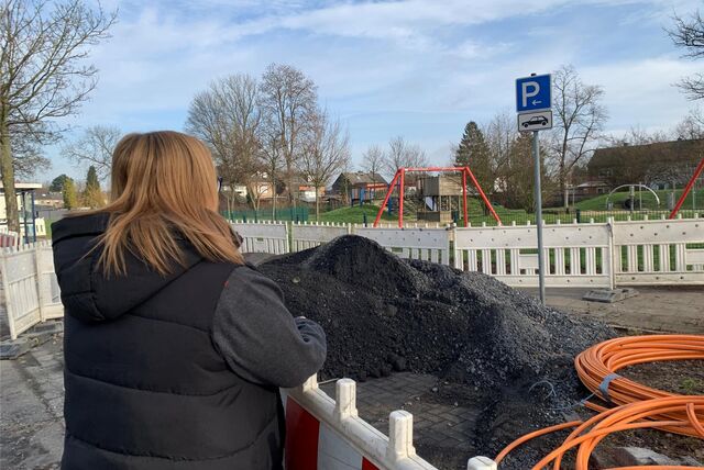 Denise H. aus Castrop-Rauxel steht vor den Baustellenbaken am Spielplatz Waldenburger Straße/Ecke Breslauer Straße in den Aapwiesen.