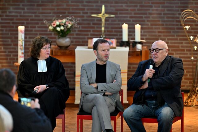 Journalist Georg Restle (Mitte) im Gespräch mit Pfarrerin Kirsten Winzbeck und Ulrich Spies vom Verein Freunde des Grimme-Preises.