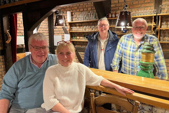 Vier Personen an einer Theke in der alten Mühle in Sythen