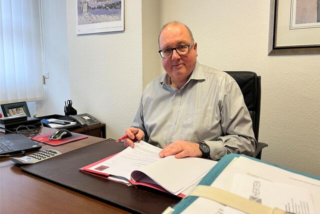 Rechtsanwalt Frank Gromnitza (55) sitzt an seinem Schreibtisch im Büro in Haltern. Vor ihm liegt eine aufgeschlagene Akte.