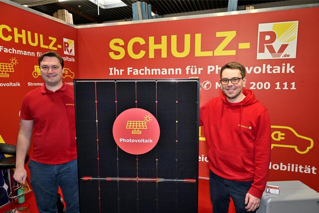 Marc-Philippé Schulz (l.) und Yannick Thiemann von Schulz-PV haben auf der Hausmesse zum Thema Photovoltaik beraten.