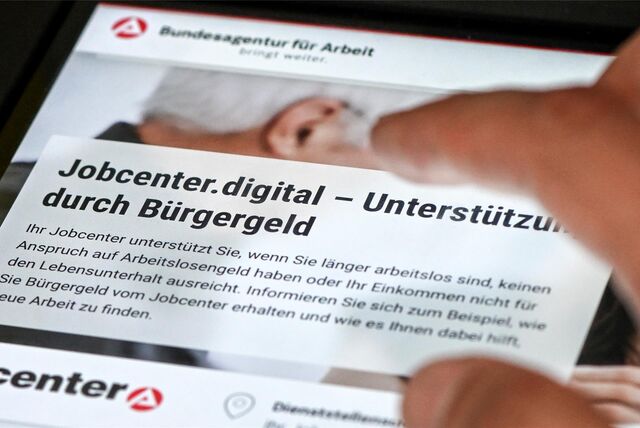 Auf einem Tablet im Jobcenter ist eine Website für einen Antrag auf Bürgergeld zu sehen.