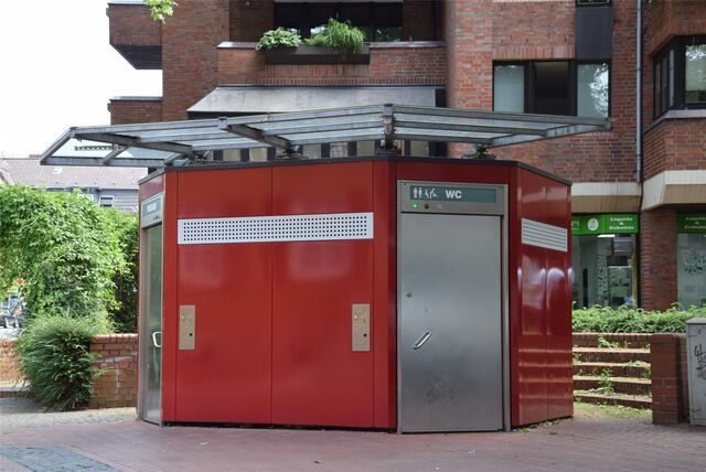 Die öffentliche Toilette vor dem Bogi’s am Marktplatz: So etwas, vielleicht in ökologisch, bräuchte es  am Hallenbad-Spielplatz vielleicht auch. Doch bisher ist kein Klo geplant.