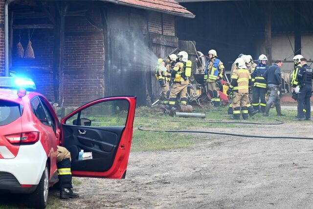 Ein Scheunentor hatte Feuer gefangen.