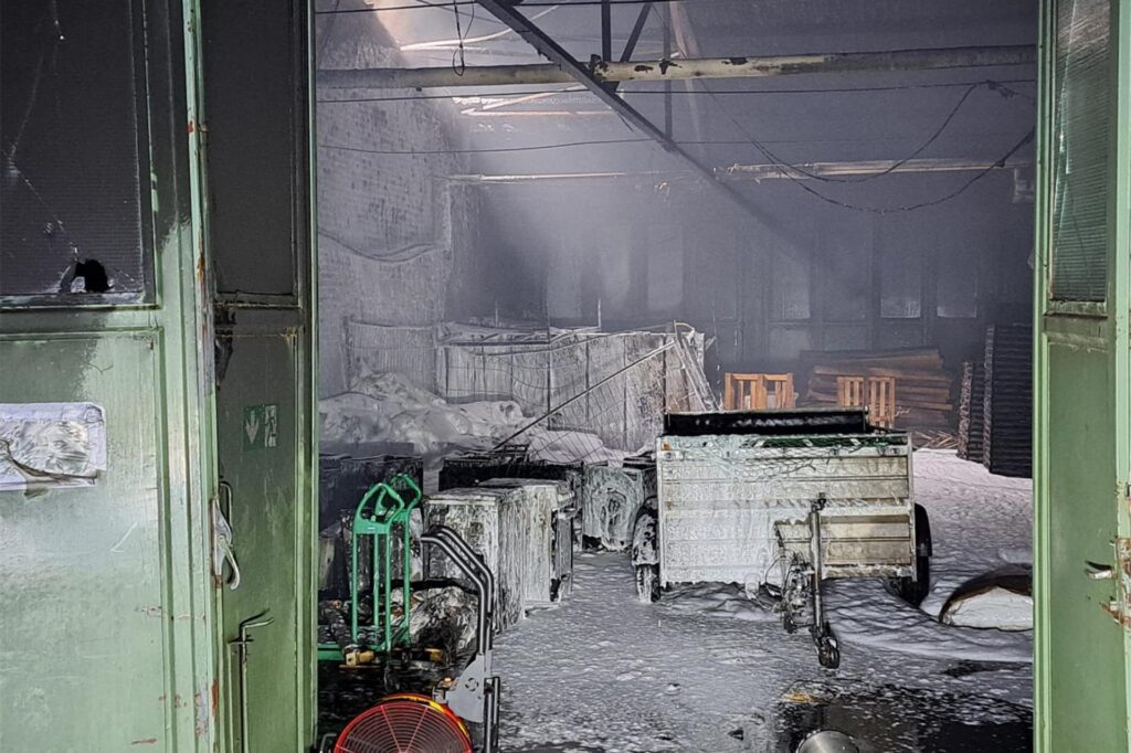 Blick in eine ausgebrannte Lagerhalle. Blick in eine ausgebrannte Lagerhalle.