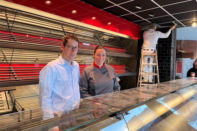 Christoph und Julia Imping stehen hinter dem Verkaufstresen der Bäckerei.