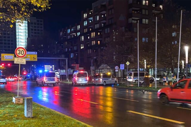 Nach dem Heimspiel des BVB gegen Gladbach war es Ende November zu Ausschreitungen in der Dortmunder Innenstadt gekommen. Polizeiautos fahren zum Einsatzort.