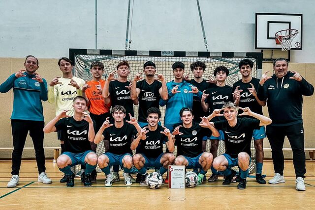 U19-Fußballer des VfB Waltrop bei einem Siegerfoto nach einem Hallenturnier.