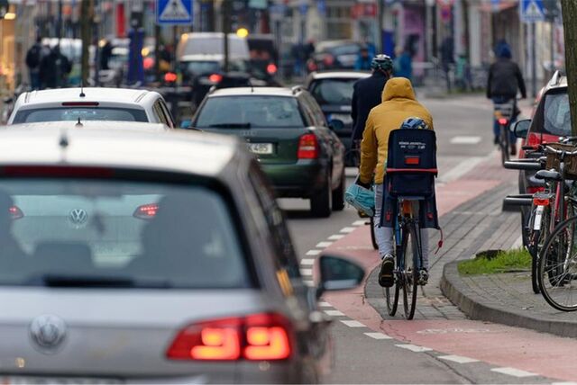 Autos und Fahrradfahrer in einer Großstadt (Symbolbild).