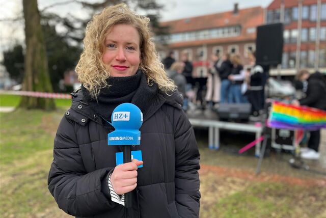 Vivien Nogaj mit Mikrofon in der Hand auf der Schüler-Demo im Galen-Park in Haltern am See.