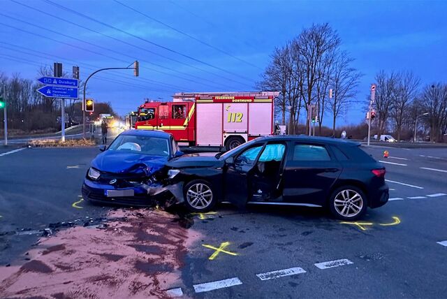 Unfallwagen an der Kreuzung Königshalt/Autobahnauffahrt in Dortmund-Oestrich. Im Vordergrund Bindemittel auf der Fahrbahn, im Hintergrund ein Feuerwehrfahrzeug.