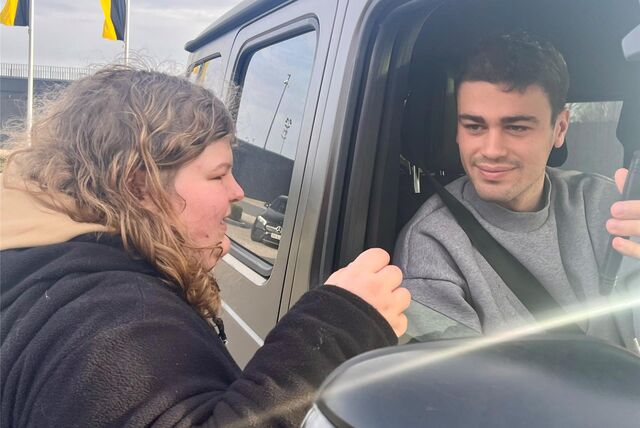 Giovanni Reyna macht ein Selfie mit einem Fan.