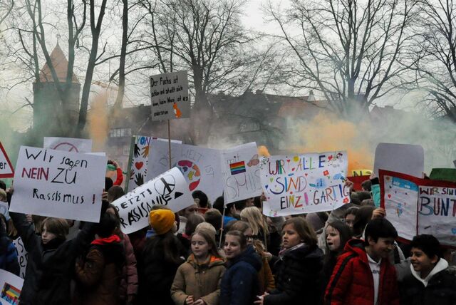 Viele Schüler mit Plakaten in Haltern