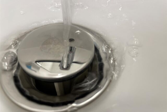 Jeder Tropfen Wasser, der in Castrop-Rauxel in die Abflüsse geht, wird über die städtischen Kanäle abgeführt, in der Kanalisation zur Kläranlage transportiert, gereinigt und wieder zu Frischwasser aufbereitet. Für diese Dienstleistungen zahlen Bürger Gebühren. Aber 2021 und 2022 wurden sie in vielen Städten einem Gerichtsurteil zufolge nicht rechtmäßig kalkuliert.