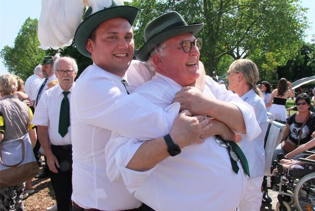 Mark Schmidt aus Datteln umarmt seinen Vater Jürgen Schmidt.