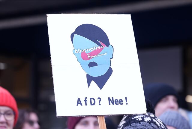 Menschen laufen während einer Demonstration durch Düsseldorf. Dabei ist eine Plakat mit dem Aufschrift «AFD? Nee!» zu sehen. In Umfragen hat die AfD verloren.