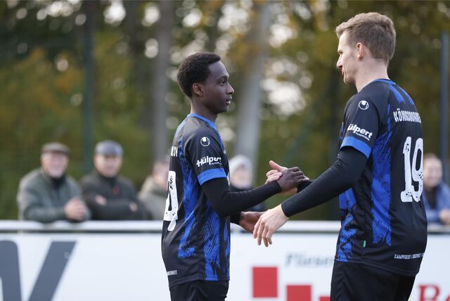 Zwei Spieler des Königsborner SV klatschen ab. Sie dürfen sich auf einen neuen Trainer freuen.