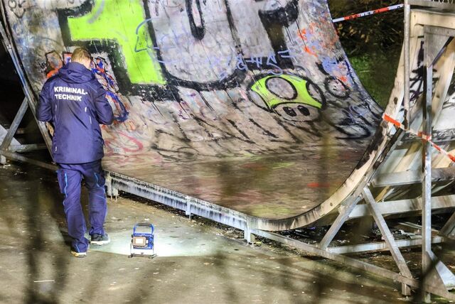 Ein Kriminaltechniker untersucht eine Halfpipe in einem Skatepark in Meinerzhagen. Bei einer Auseinandersetzung soll ein 16-Jähriger lebensgefährlich verletzt worden sein.