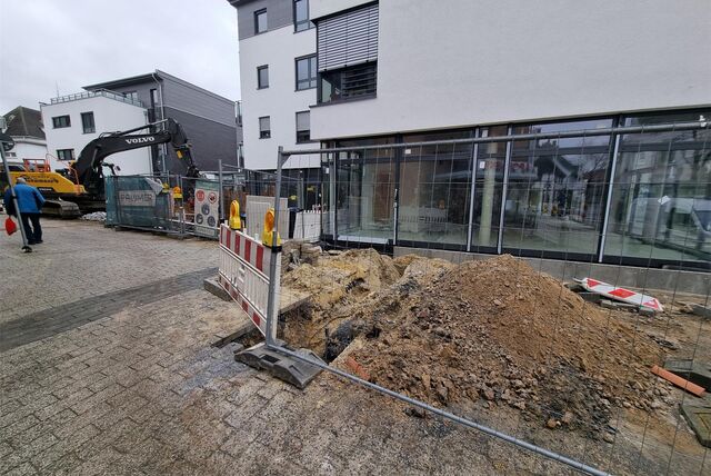 Eine offene Baugrube vor einem Neubau in Datteln.