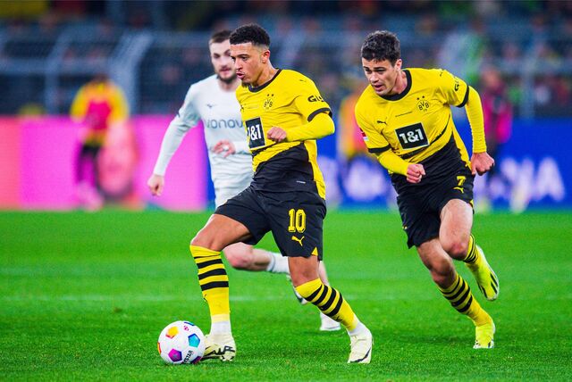 Jadon Sancho führt den Ball