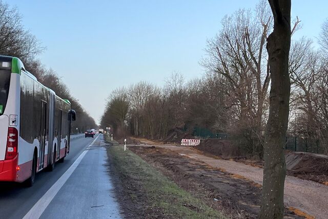 Mehrere Monate lang bauen die beiden großen Firmen an der B 225 die Mitarbeiter-Zugänge aus.