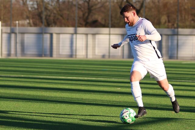 Roman Humenscheimer dribbelt mit dem Ball.