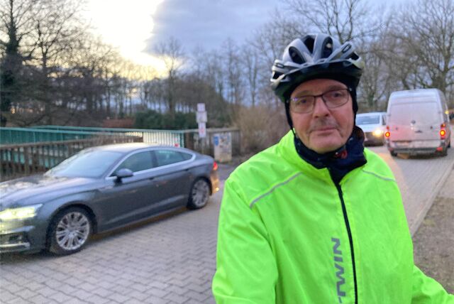 Reichlich Verkehr auf dem abendlichen Loemühlenweg: Radfahrer Achim Flachmeier freut sich auf eine Neugestaltung des Nadelöhrs.