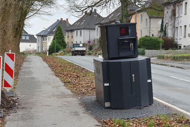 Ein sogenannter „Panzerblitzer“ steht am Rand einer Straße. Im Hintergrund sind Häuser zu erkennen.