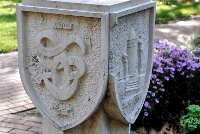 Eine Steinstatue mit dem Wappen von Haltern
