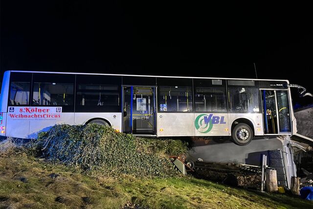 Der verunfallte Bus rammte eine Garage, die einstürzte.