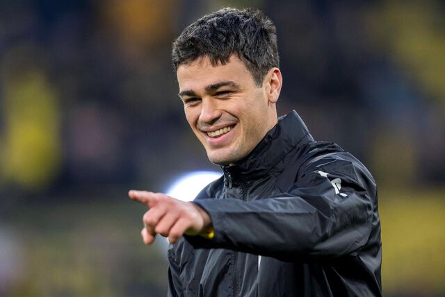 Giovanni Reyna streckt den Zeigefinger aus.