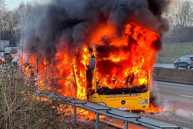 Schulbus in Vollbrand